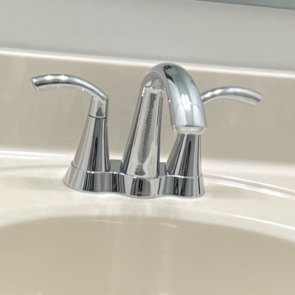 🚰MOEN GLYDE CENTERSET BATHROOM FAUCET. LIGHTLY USED. Pop-up drain not included